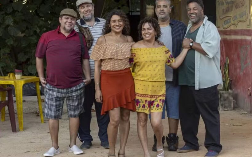 Parte do elenco de "Pablo e Luisão" com a família real de Paulo Vieira - Leo Rosário/TV Globo